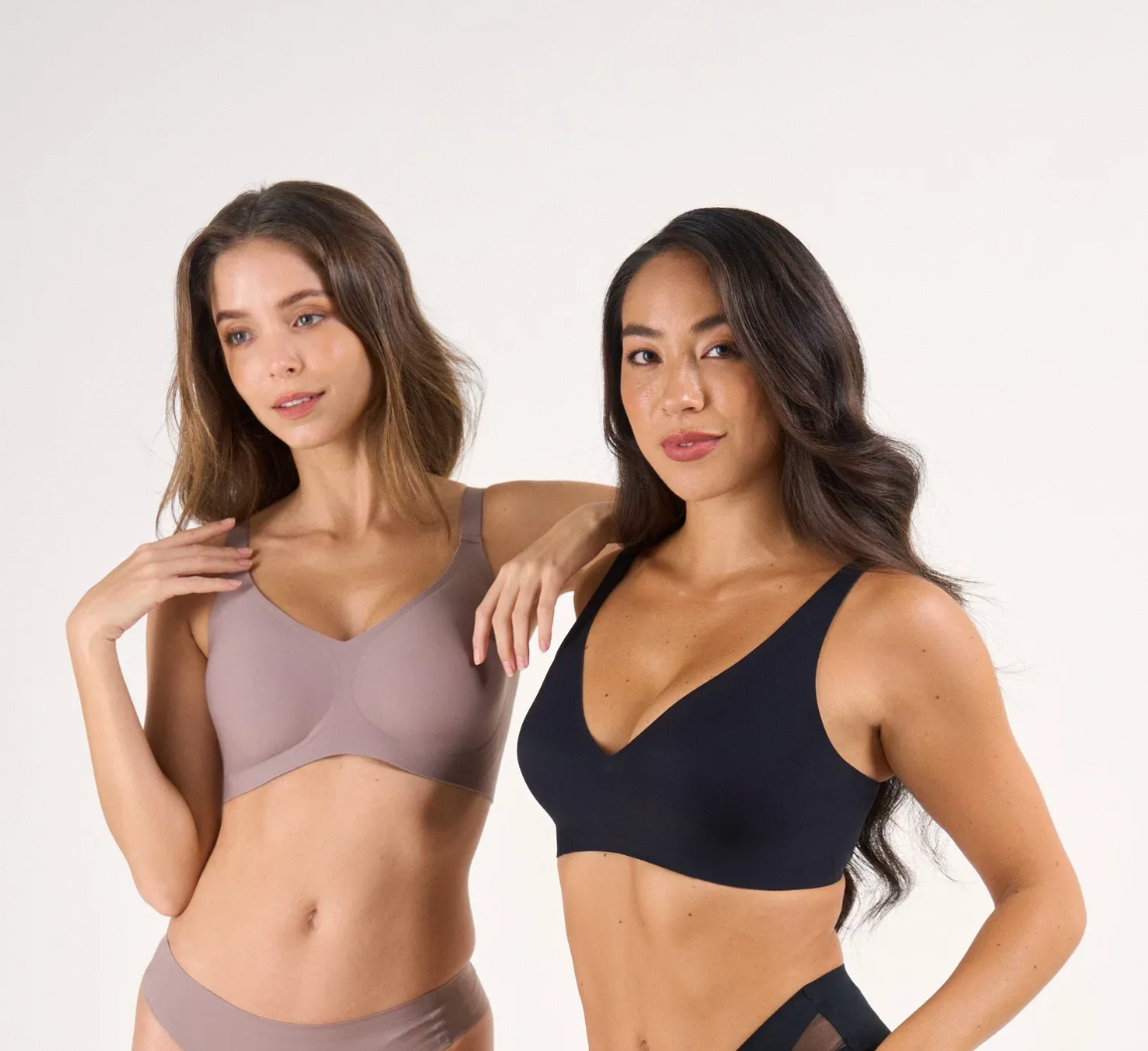 Soutien-gorge seconde peau nude présenté sur un fond clair
